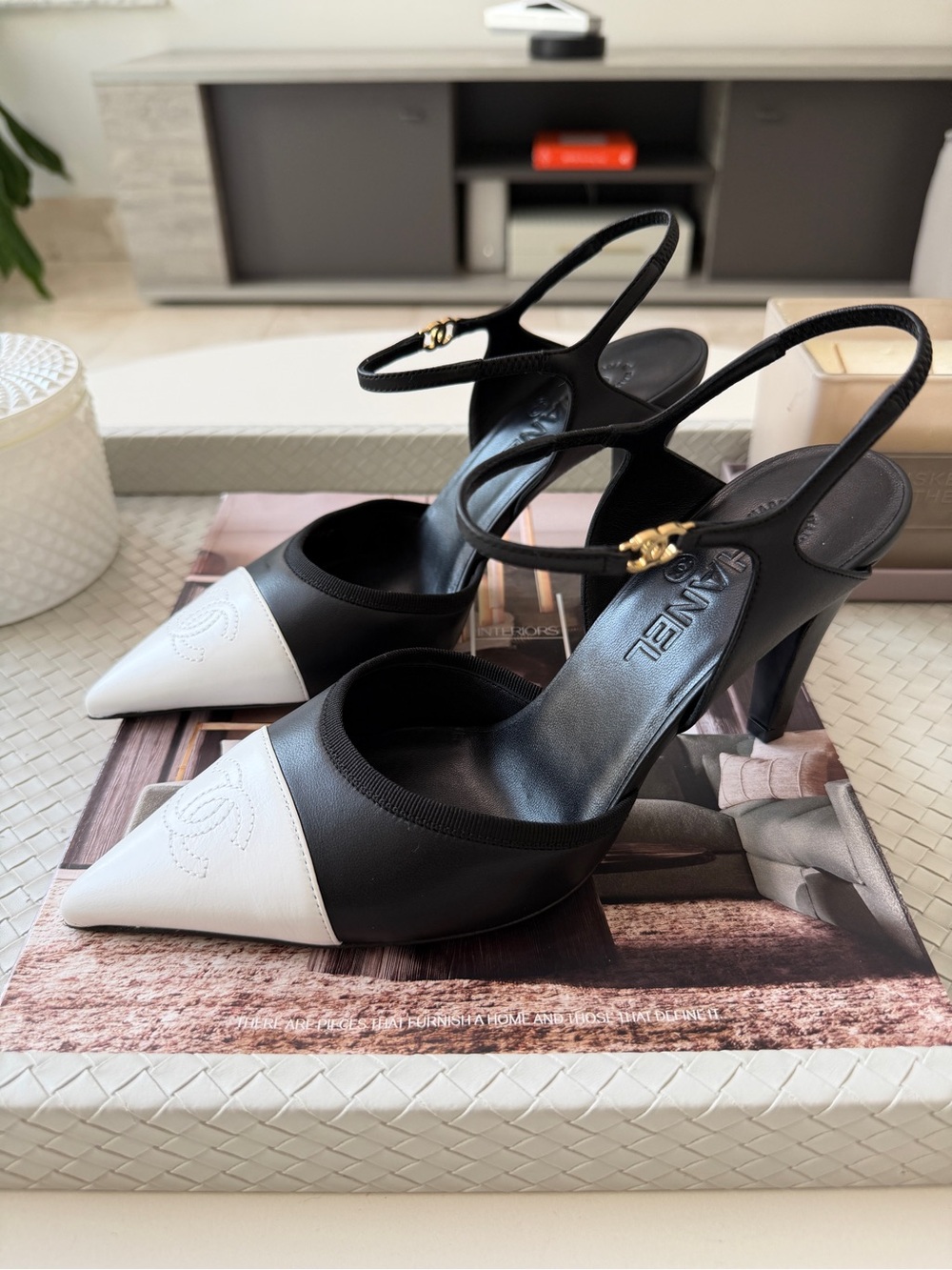 CHANEL SS 2026 BLAZY BLACK WHITE CAP TOE LEATHER HEELS SLINGBACK SHOES PUMPS - Picture 15 of 17